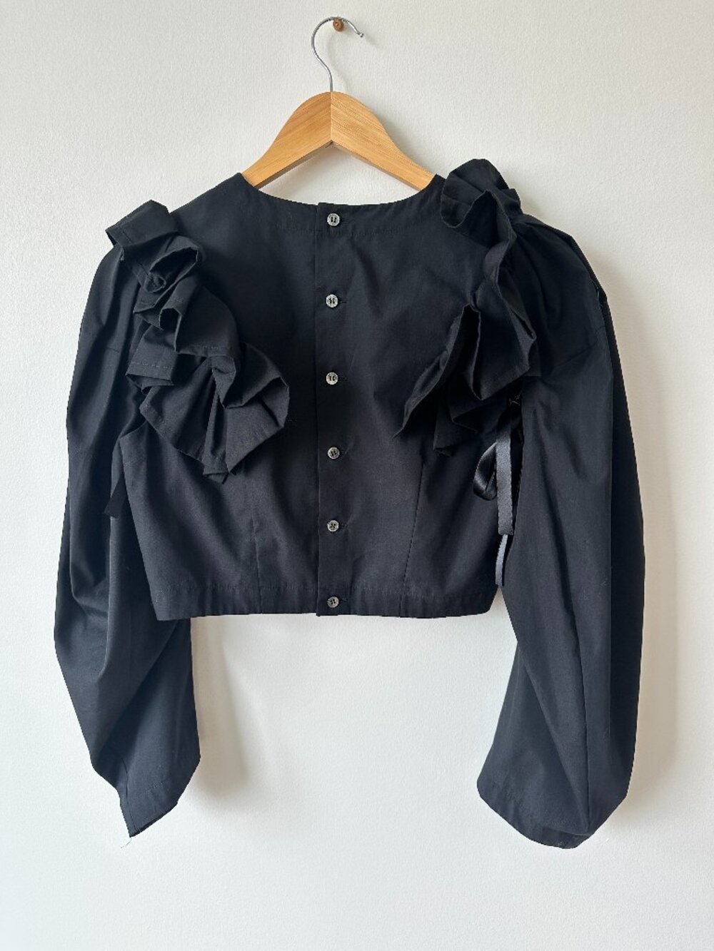 Beams Miyao Black Ruffle-Detail Crop Button-Back Top